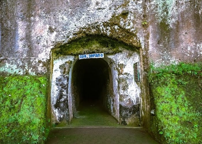 Menelusuri Mistis dan Sejarah Gua Jepang Bandung: Wisata Sejarah yang Dihiasi Misteri