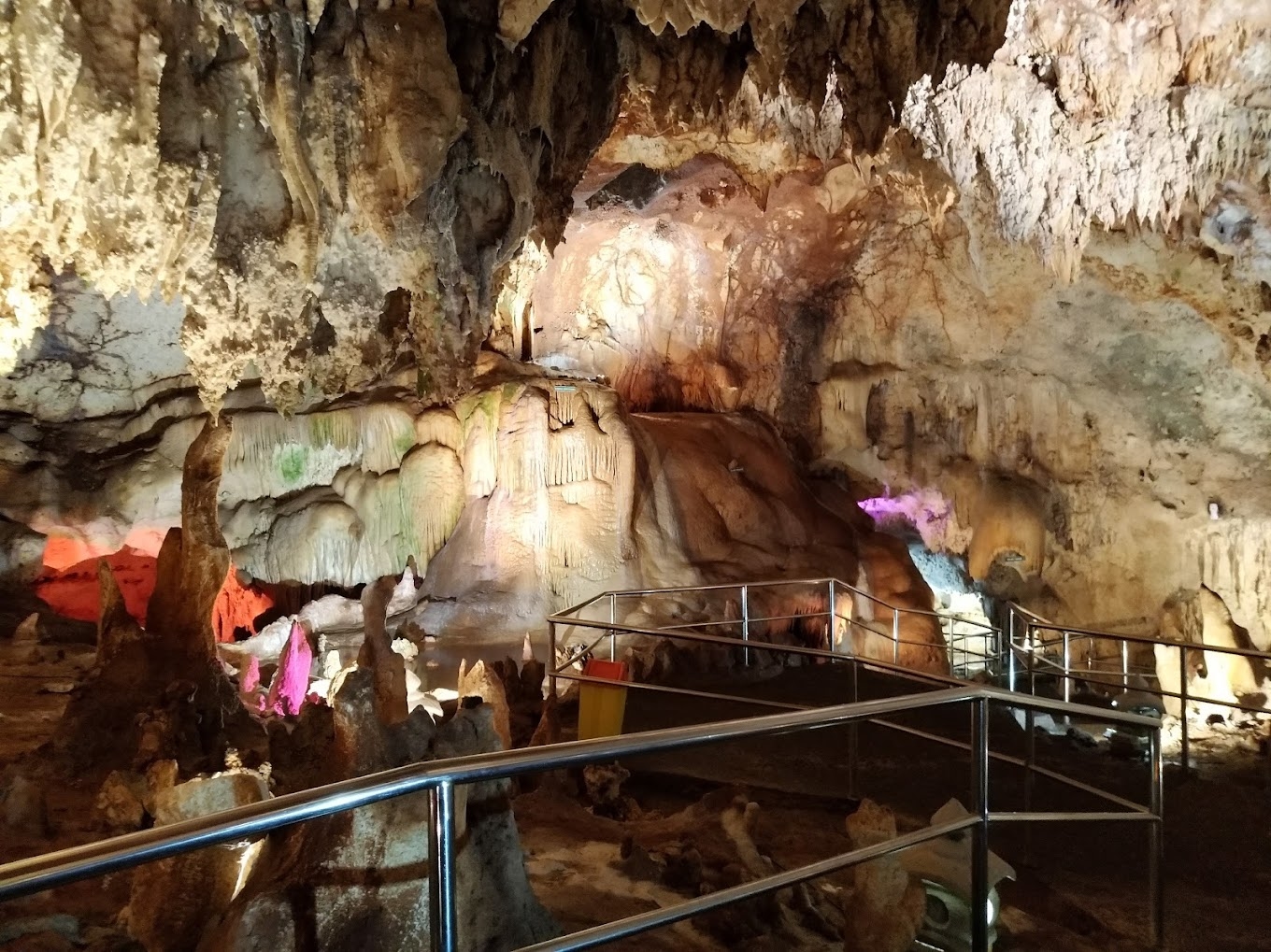 Mengungkap Keajaiban Goa Maharani di Lamongan: Menyusuri Kekayaan Bawah Tanah yang Megah