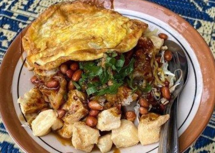 Menikmati Kelezatan Kuliner Legendaris Solo: Tahu Kupat Pak Gombloh