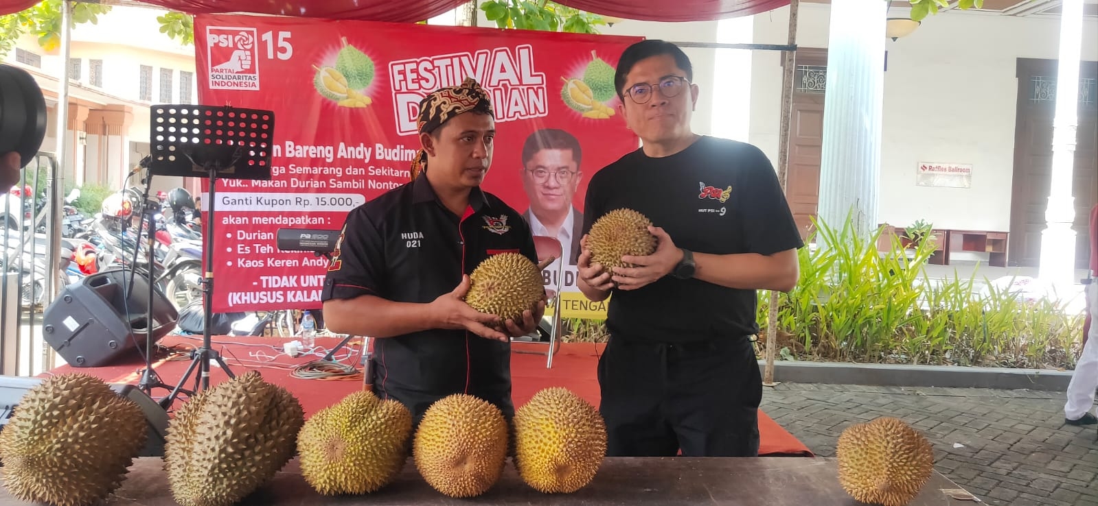 Andy Budiman Makan 'Durian Gemoy' Bersama Warga Semarang
