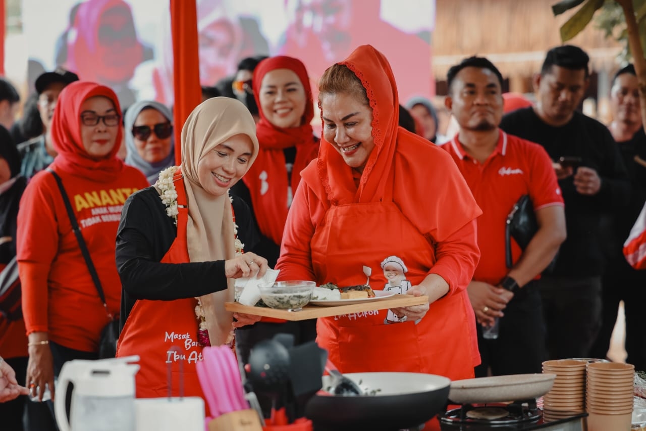 Masak Daun Kelor, Atikoh Ajak Masyarakat Manfaatkan Superfood