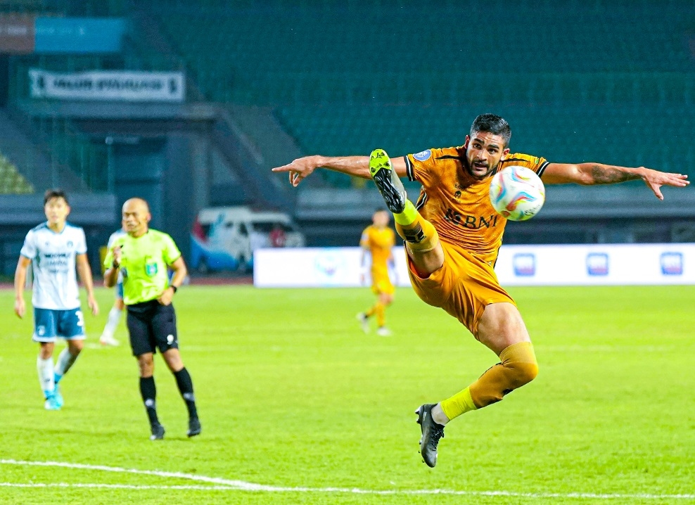 Debut Manis Radja Nainggolan, Bhayangkara FC Lumat Persita 3-0, Tendangan Keras The King Bikin Netizen Salfok