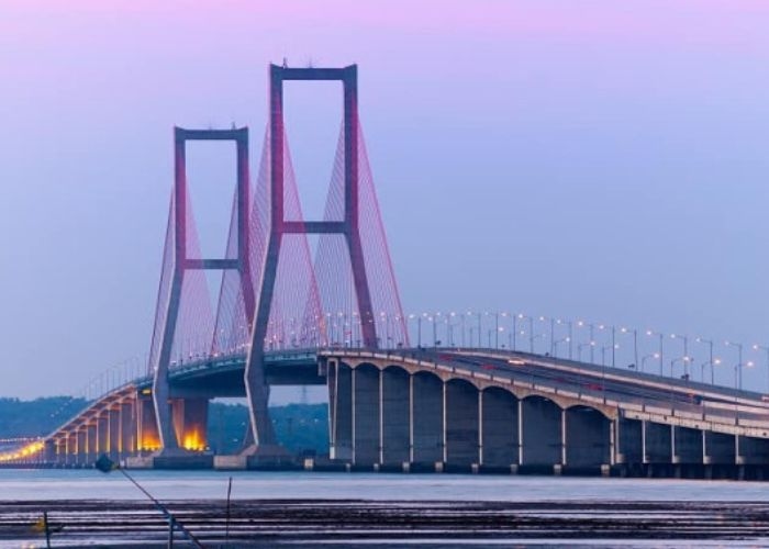 Misteri Jembatan Suramadu: Kemegahan Infrastruktur yang Diliputi Kisah Mistis