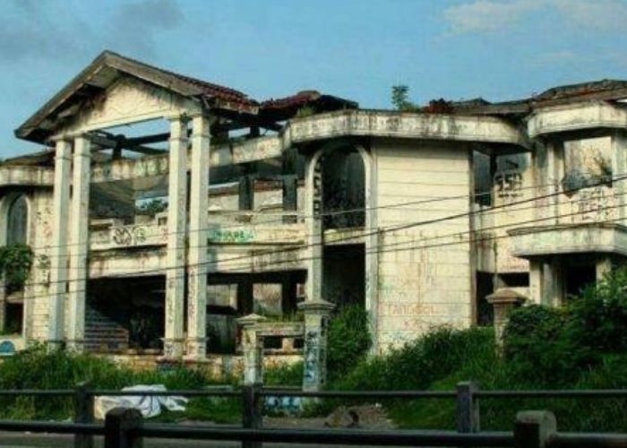 Kisah Mistis dan Misteri yang Tersembunyi di Rumah Hantu Darmo, Bangunan Megah yang Menyimpan Tragedi Kelam