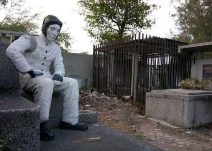 Misteri Patung Pilot yang Bisa Bergerak Sendiri di Makam Kembang Kuning, Surabaya: Apakah Mitos atau Fakta?