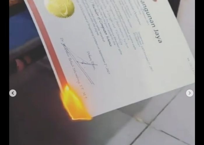 Trending: Curhat Pria yang Ijazah Sarjananya Dibakar oleh Pacar karena Helm Belum Dikembalikan