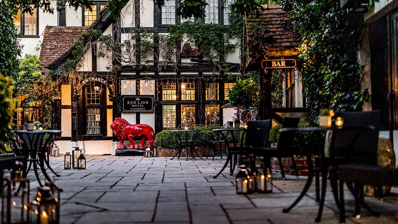 Mengintip Misteri di The Red Lion Hotel, Salisbury: Hotel Tertua dengan Penghuni Gaib