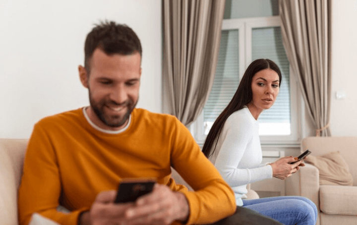 Rahasia Pernikahan: Waspadai 7 Tanda Suami yang Ketahuan Selingkuh dengan Wanita Lain, Sudah Tak Mesra Lagi