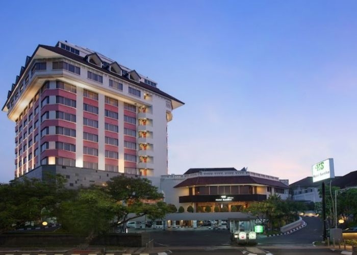Malam Tahun Baru yang Menggembirakan di Hotel Santika Premiere Semarang dengan Acara Bertajuk Aloha Night