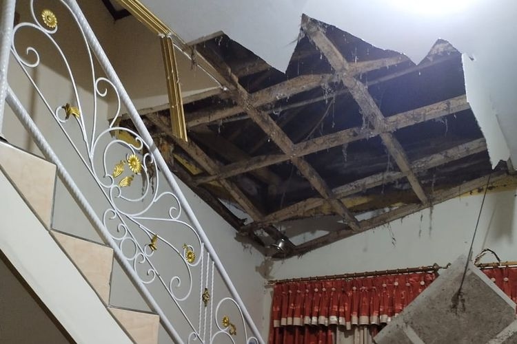 UPDATE GEMPA SUMEDANG! Tiga Kali Diguncang Gempa Rumah Warga Rusak Pasien Rumah Sakit Diungsikan WASPADA GEMPA SUSULAN