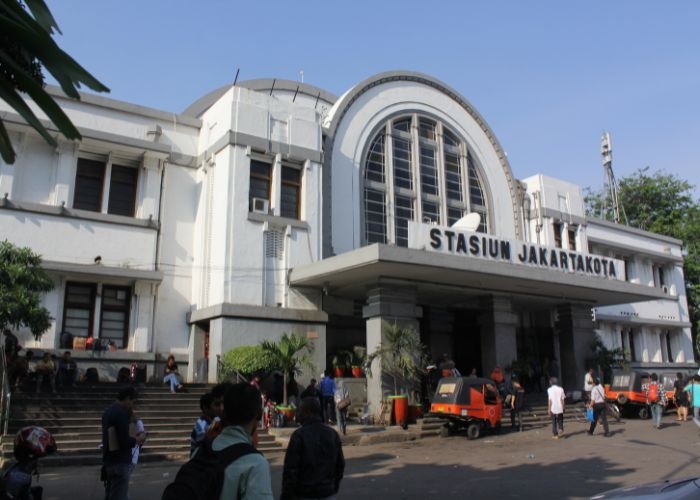 Menelusuri Jejak Sejarah: Stasiun-Stasiun Tua di Jakarta yang Masih Bertahan Hingga Sekarang