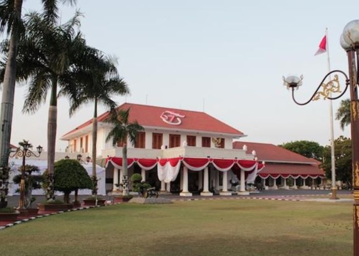 Sejarah dan Keindahan Gedung Grahadi: Pusaka Bersejarah di Tepi Kalimas, Surabaya