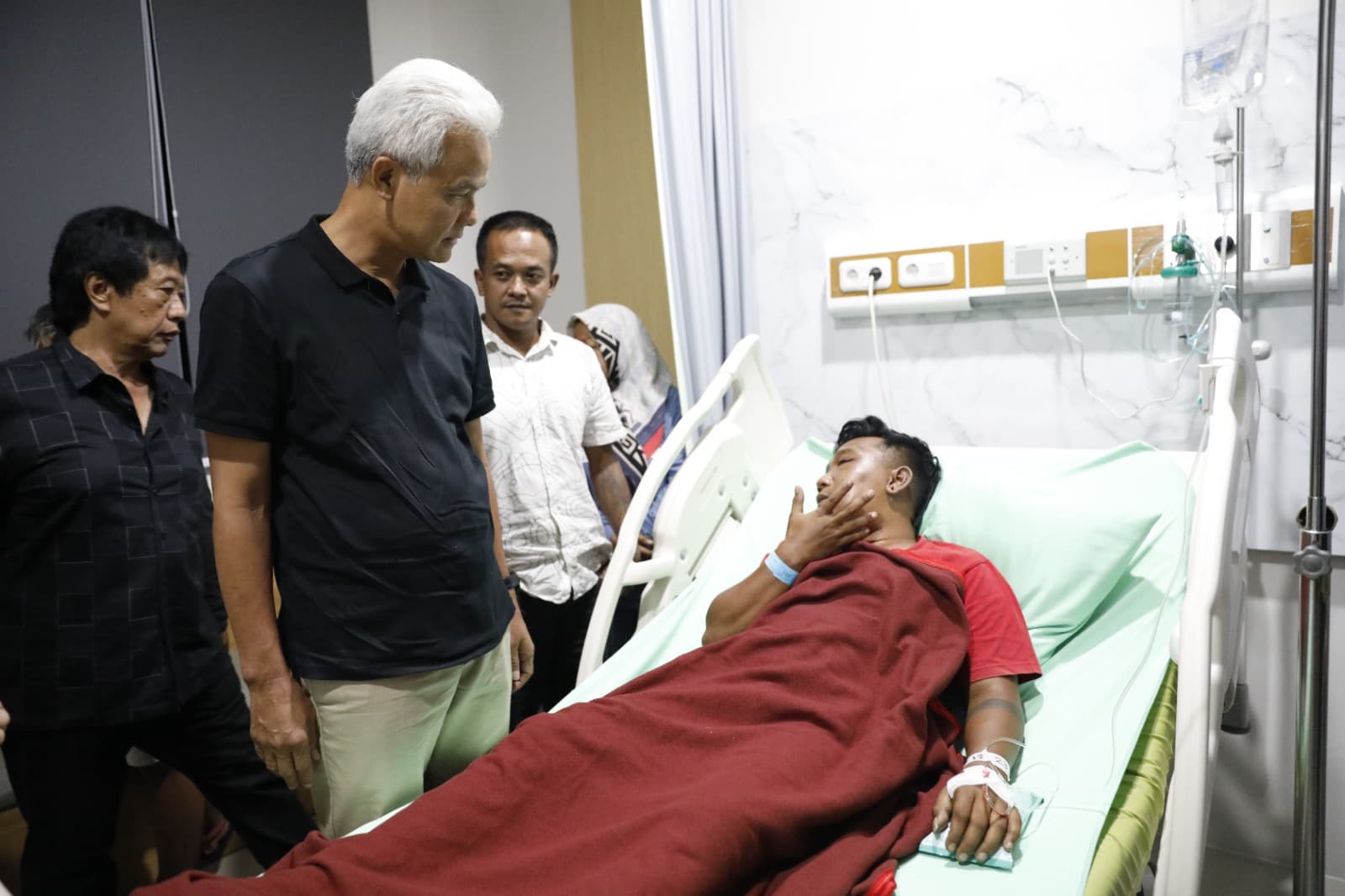 Ganjar Pranowo Tunjukkan Kepedulian, Menanggung Biaya Perawatan Korban Penganiayaan oleh Oknum TNI
