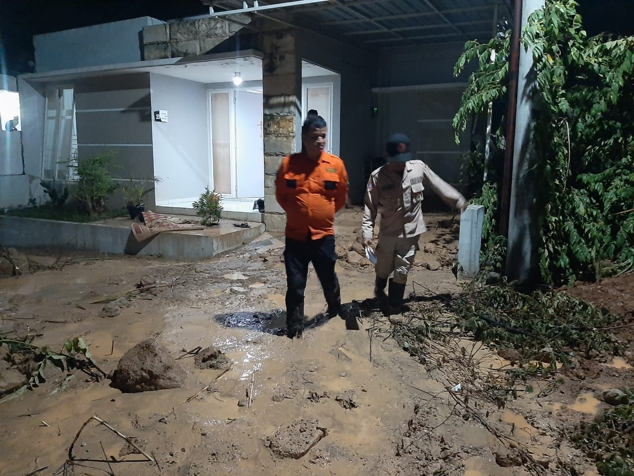 Dampak Banjir di Pedurungan Semarang, Gumpalan Lumpur Sampai Masuk Rumah Warga