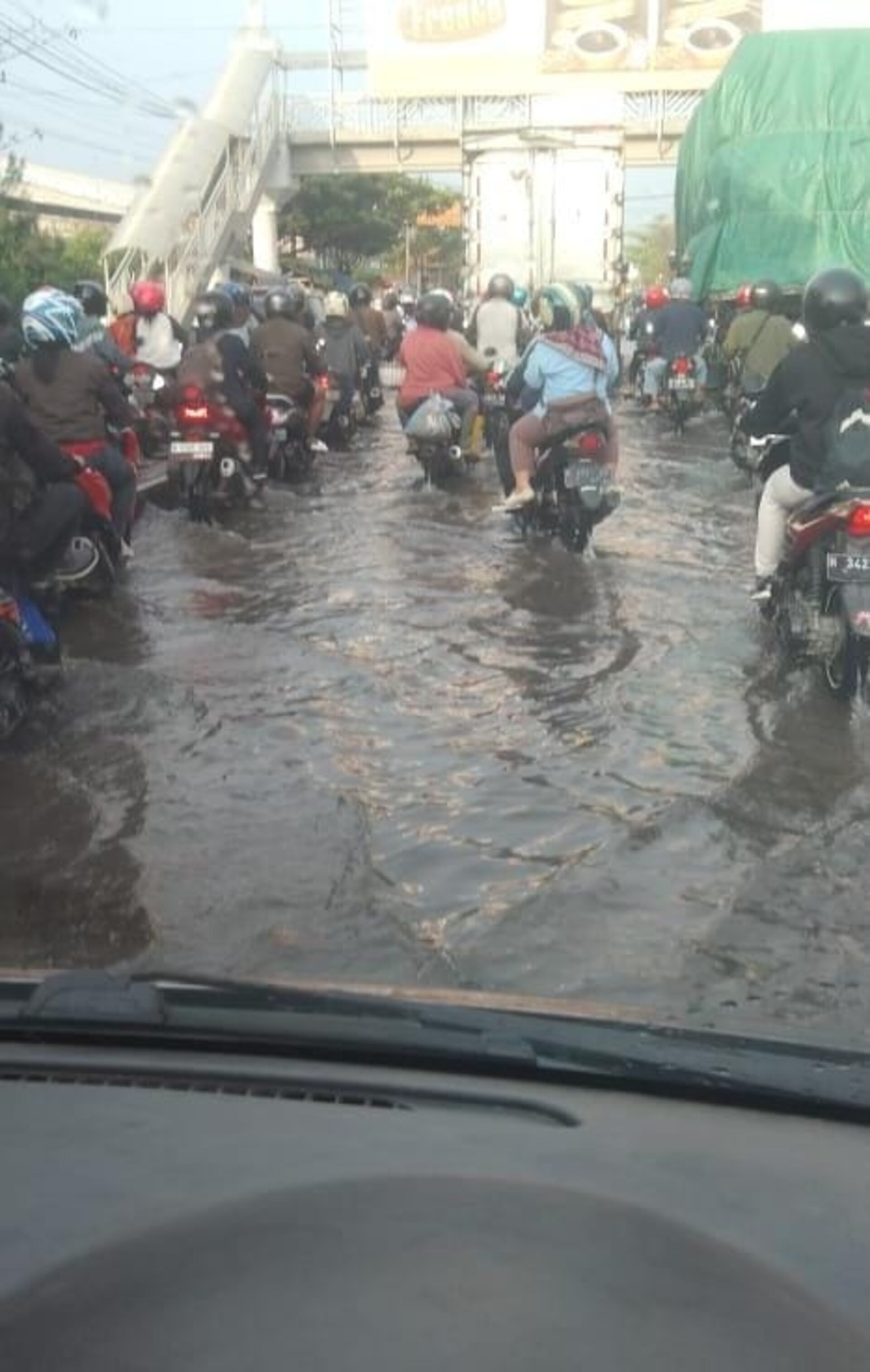 Banjir Picu Kemacetan Parah di Pantura Kaligawe, Semarang