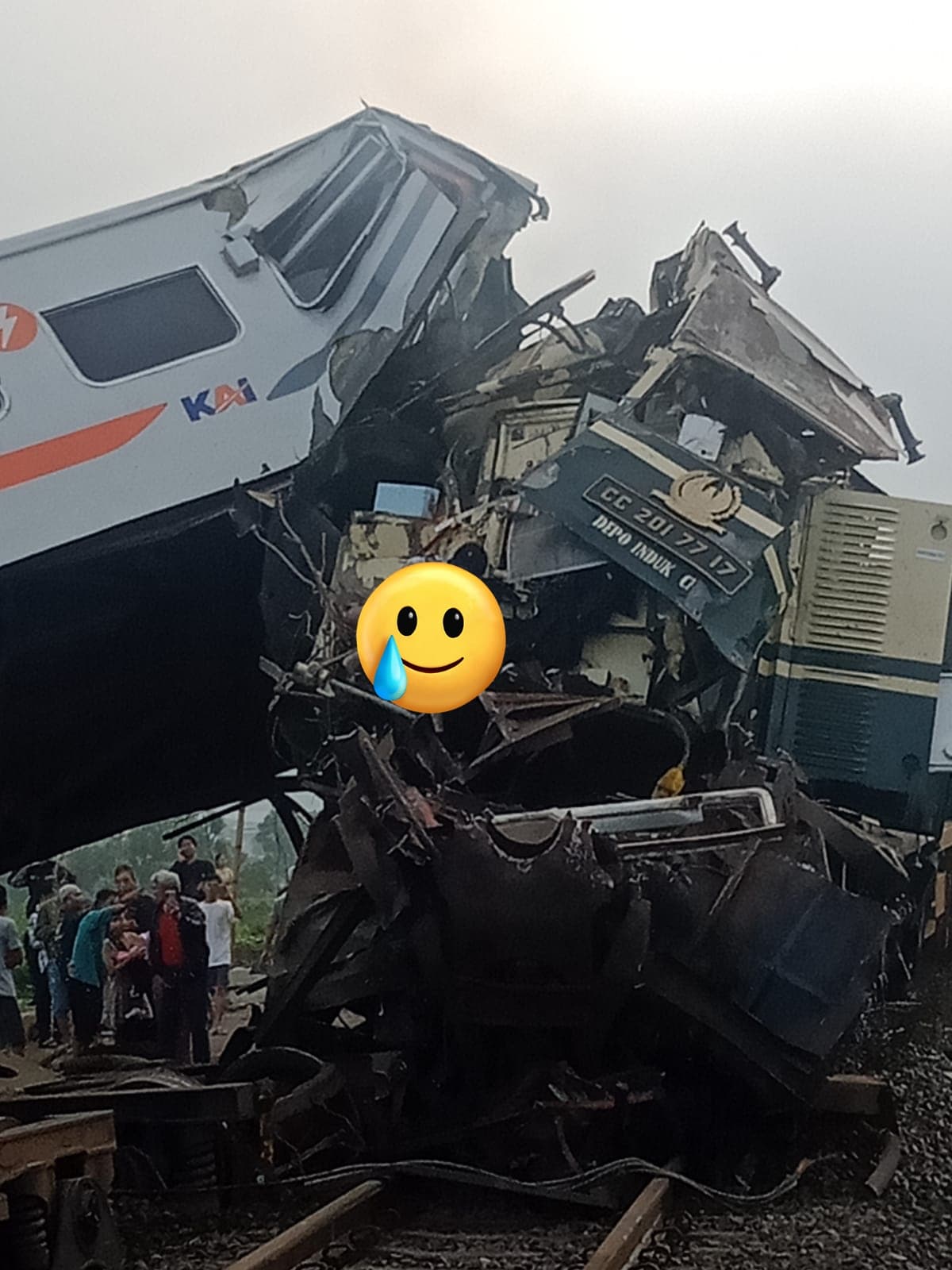 DRAMATIS! Proses Evakuasi Tubuh Masinis KA Bandung Raya, Kondisi Masinis KA Turangga Dikabarkan Selamat