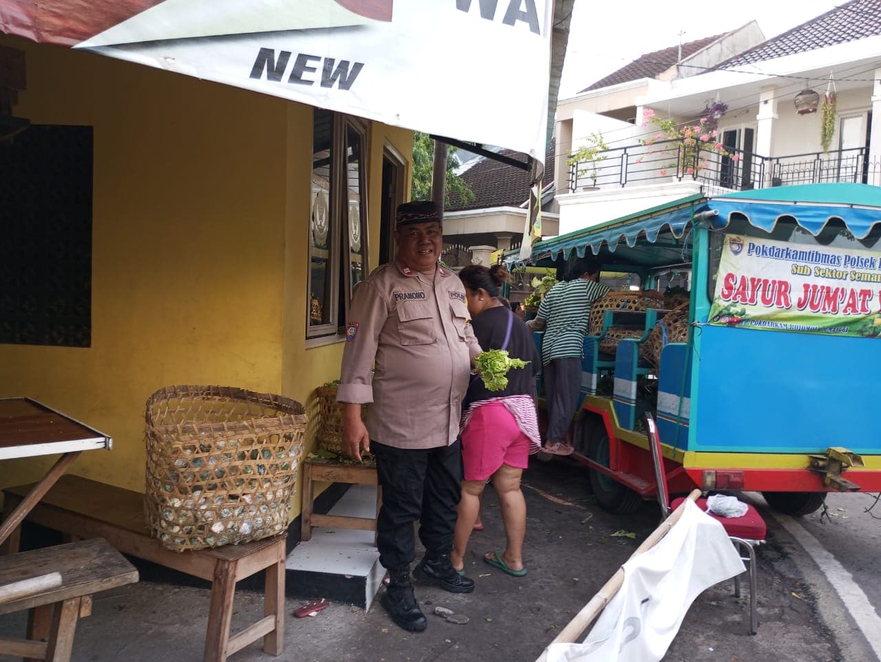 Unik, Bhabinkamtibmas Semanggi Jual Sayur Bayar Seikhlasnya dan Gratis Bagi Warga Kurang Mampu Gunakan Kereta Kelinci