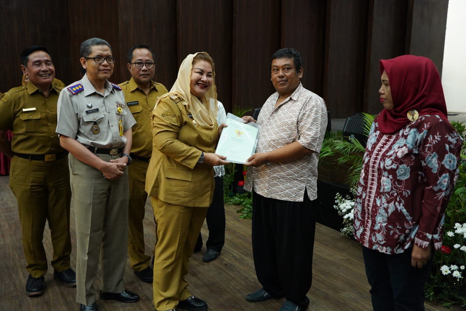 Senangnya Warga Candisari, Wali Kota Semarang Serahkan Langsung Sertifikat Tanah Program PTSL