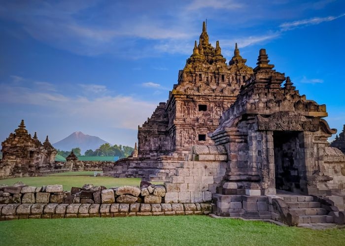 Menggali Keindahan Sejarah dan Mitos yang Menyelimuti Candi Plaosan di Klaten