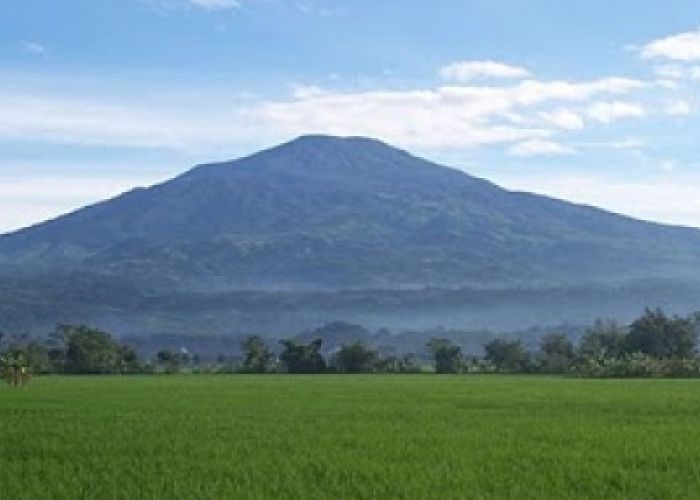Misteri Gunung Ciremai: Menaklukkan Puncak dan Juga Menghormati Pantangan yang Ada