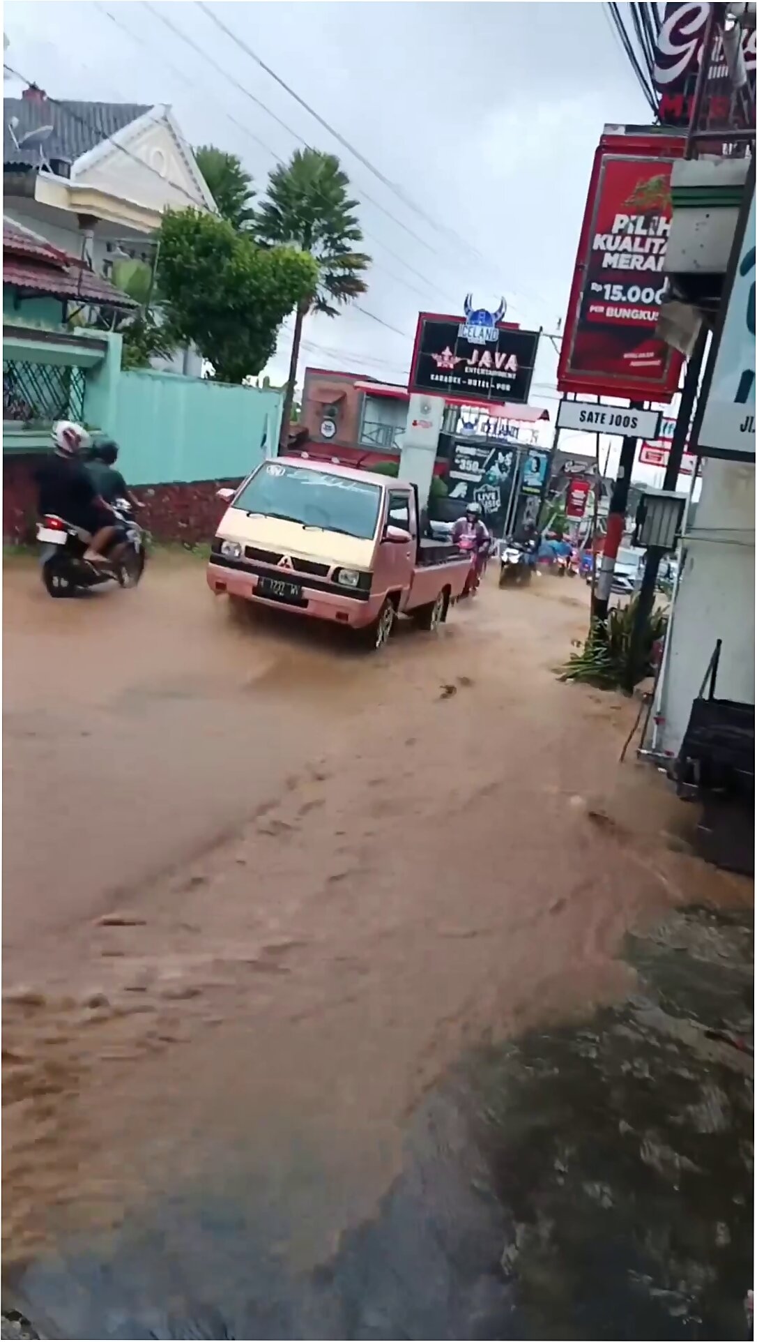 Proyek Wisata Agro di Bandungan Tak Kunjung Rampung, Jalan Mayor Soeyoto Bandungan Tergenang Lumpur