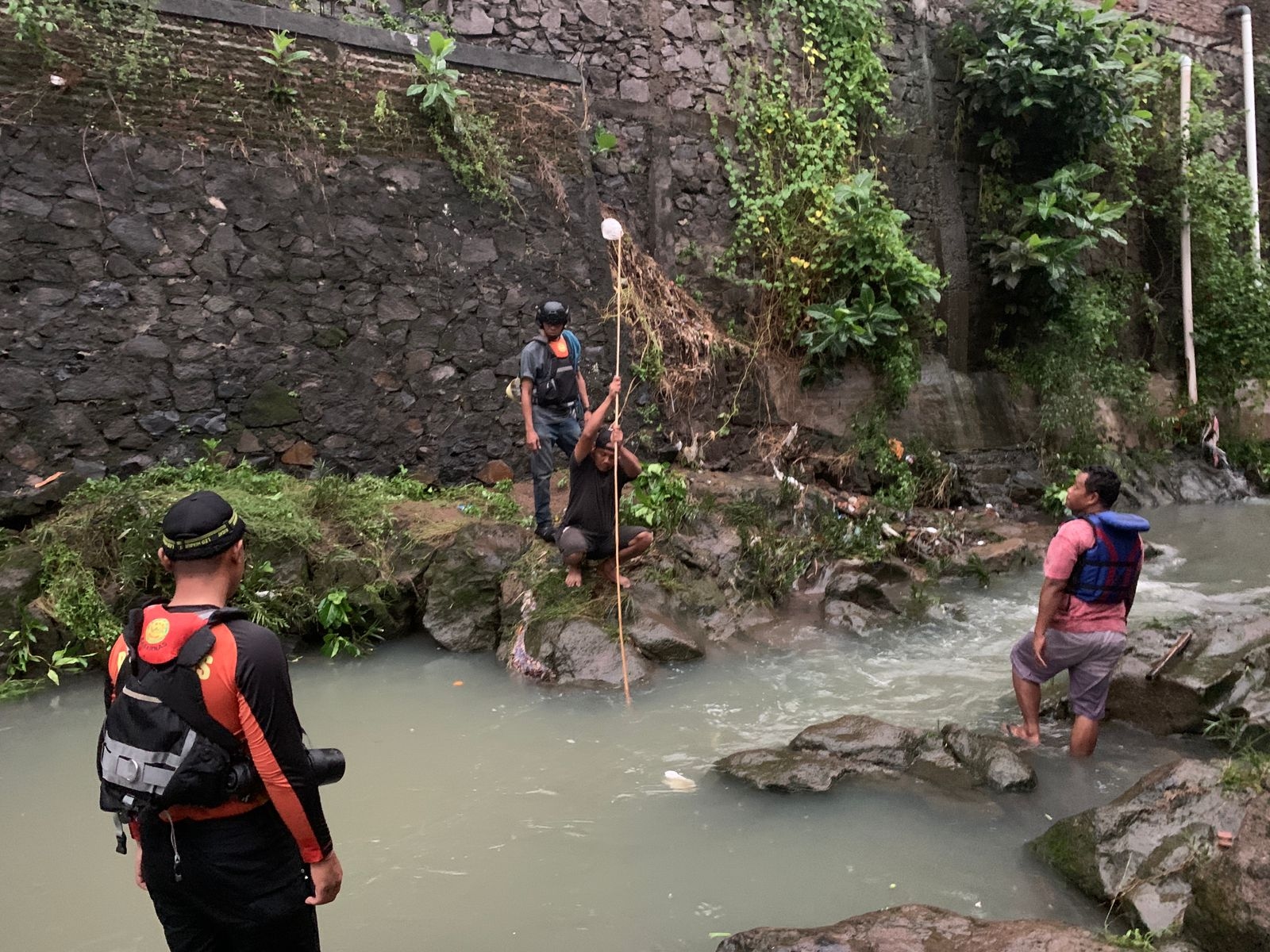 Tim SAR Semarang Lakukan Pencarian Intensif Anak yang Hanyut di Saluran Air Wonotingal