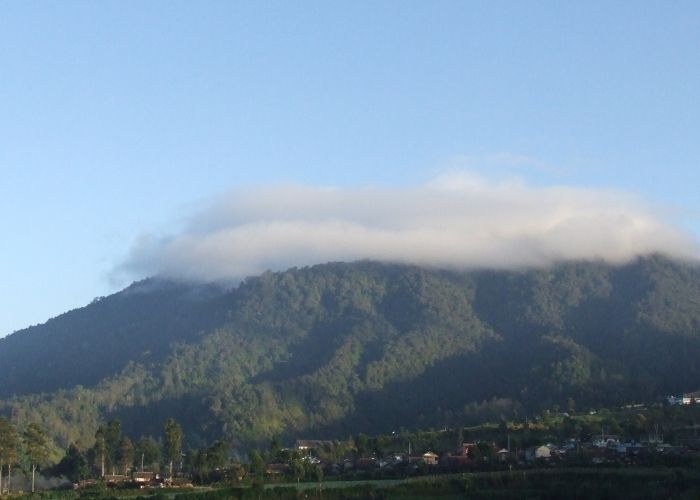 Misteri Pesawat yang Terbang di Atas Makam Tentara Mataram Gunung Burangrang Akan Terjatuh, Apakah Hanya Mitos atau Fakta?