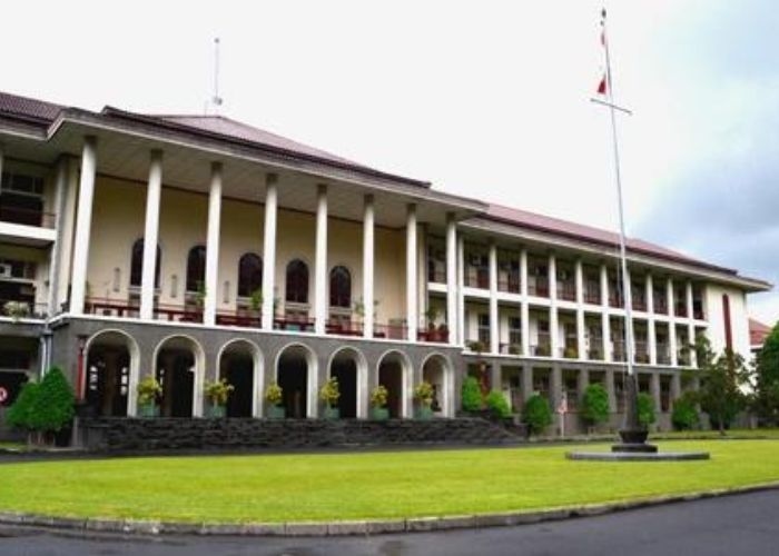 Gedung Pusat Universitas Gadjah Mada: Menggali Jejak Sejarah dan Kecemerlangan Pendidikan
