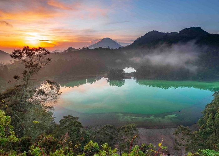 Keindahan dan Misteri Telaga Warna Dieng: Asal Usul Unik di Balik Warna Air yang Berubah