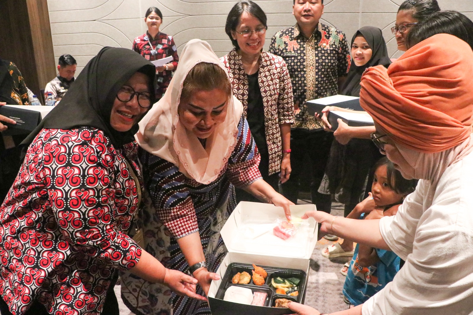 Gotong Royong Peduli Stunting, PHRI Berikan Makanan Tambahan untuk Ibu Hamil KEK dan Balita Berat Badan Kurang