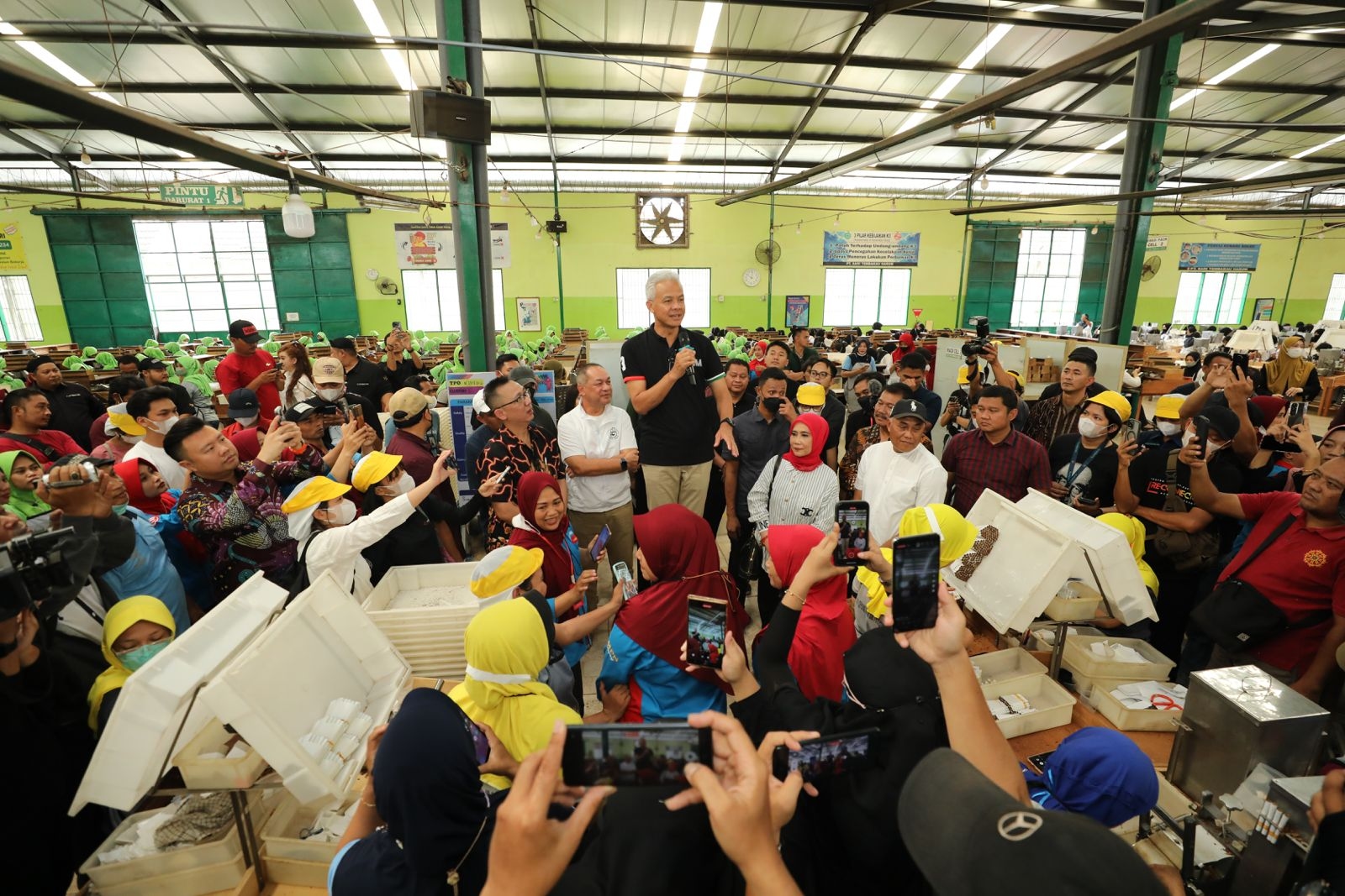 1600 Karyawan Sambut Ganjar di Pabrik Linting Rokok Kendal
