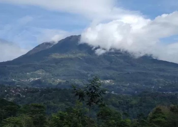 Hargo Dumiling dan Hargo Puruso: Misteri di Puncak Terlupakan Gunung Lawu