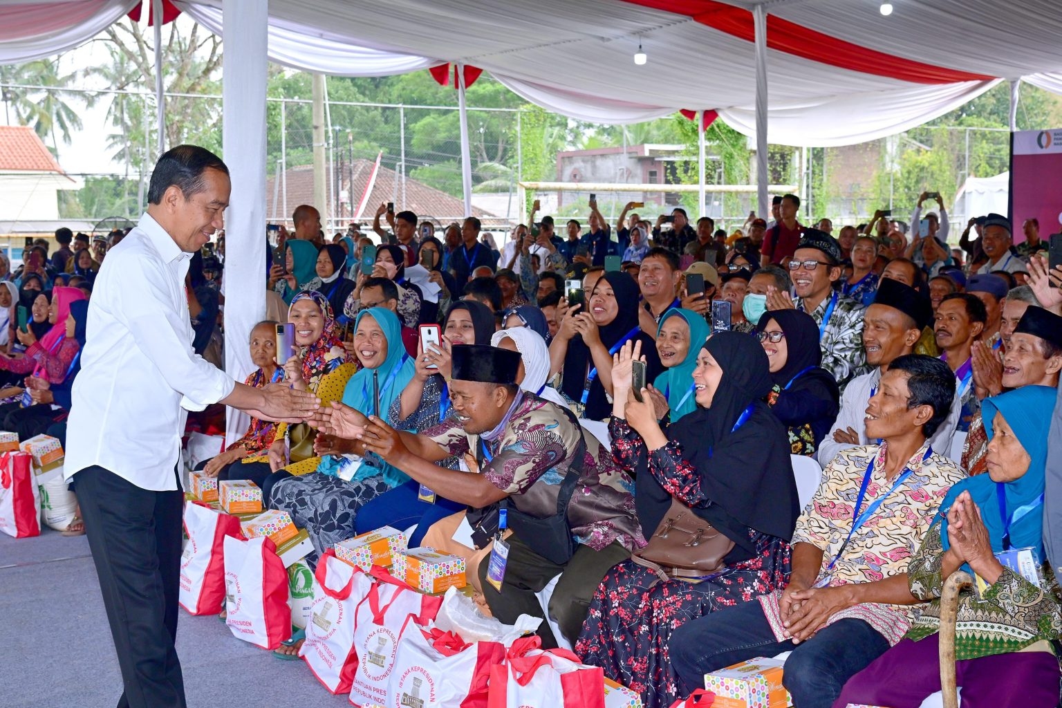 Jokowi Tinjau Langsung Bantuan Pangan di Salatiga, Pastikan Cadangan Beras Pemerintah Sampai ke Penerima