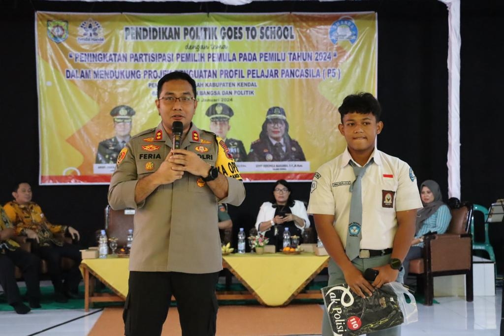 Politik Goes To School, Kapolres Kendal Pesan Pelajar Bijak Bermedsos