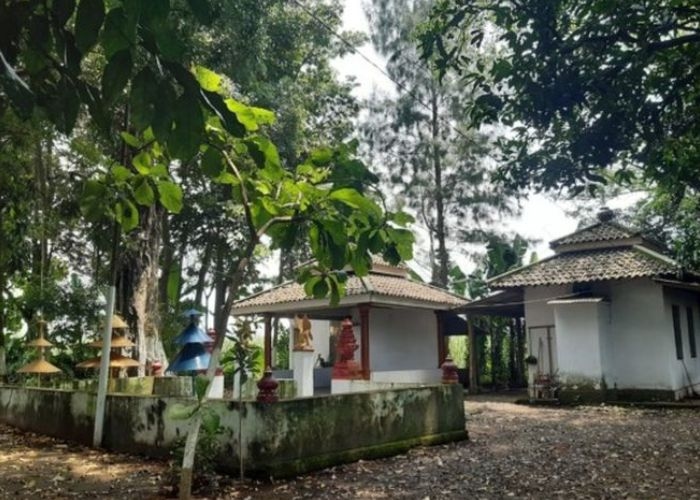 Tempat Bernuansa Mistis: Keajaiban dan Misteri Makam Sentono di Desa Keras