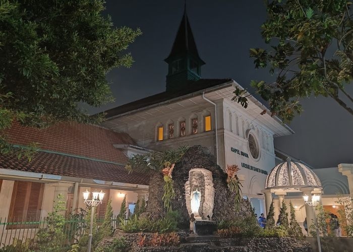 Perjalanan Gereja Kecil Santa Maria: Keanggunan dan Sejarah dalam Batu di Jantung Jakarta Pusat