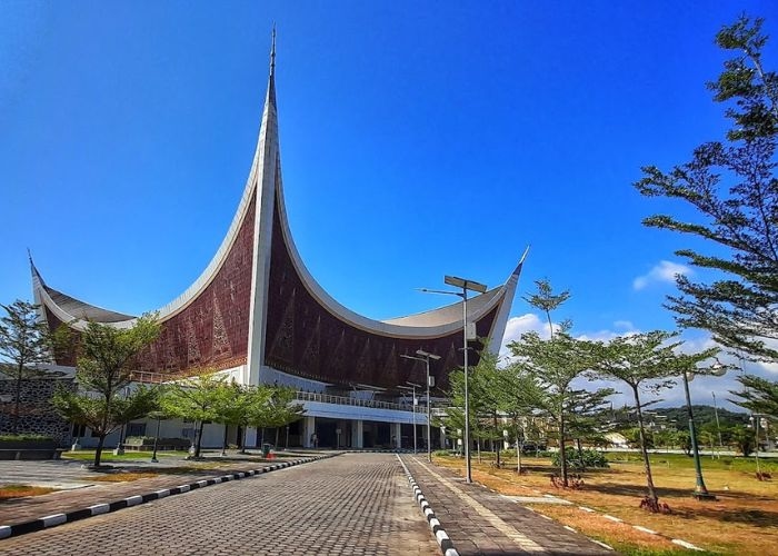 Masjid Raya Sumatera Barat: Jejak Sejarah, Kebesaran Arsitektur, hingga Perjalanan Saat Ini
