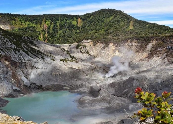 Misteri serta Keindahan Alam Tangkuban Perahu: Eksplorasi Gunung Berapi Legendaris di Jawa Barat