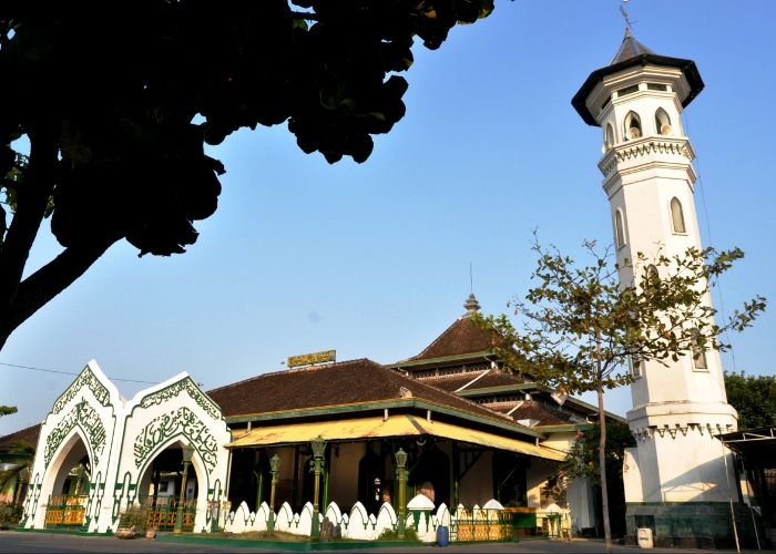 Menelusuri Keindahandan Sejarah Masjid al-Wustho Mangkunegan: Peninggalan dari Keraton Mangkunegaran