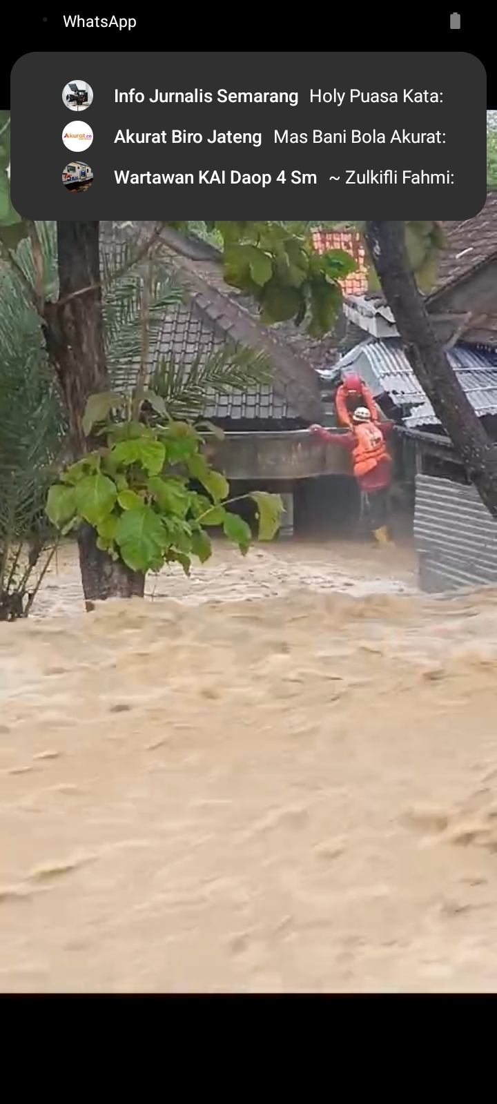 Arus Banjir di Grobogan Makin Deras, Petugas Berusaha Menyelamatkan Diri Karena Situasi Kian Mengkhawatirkan