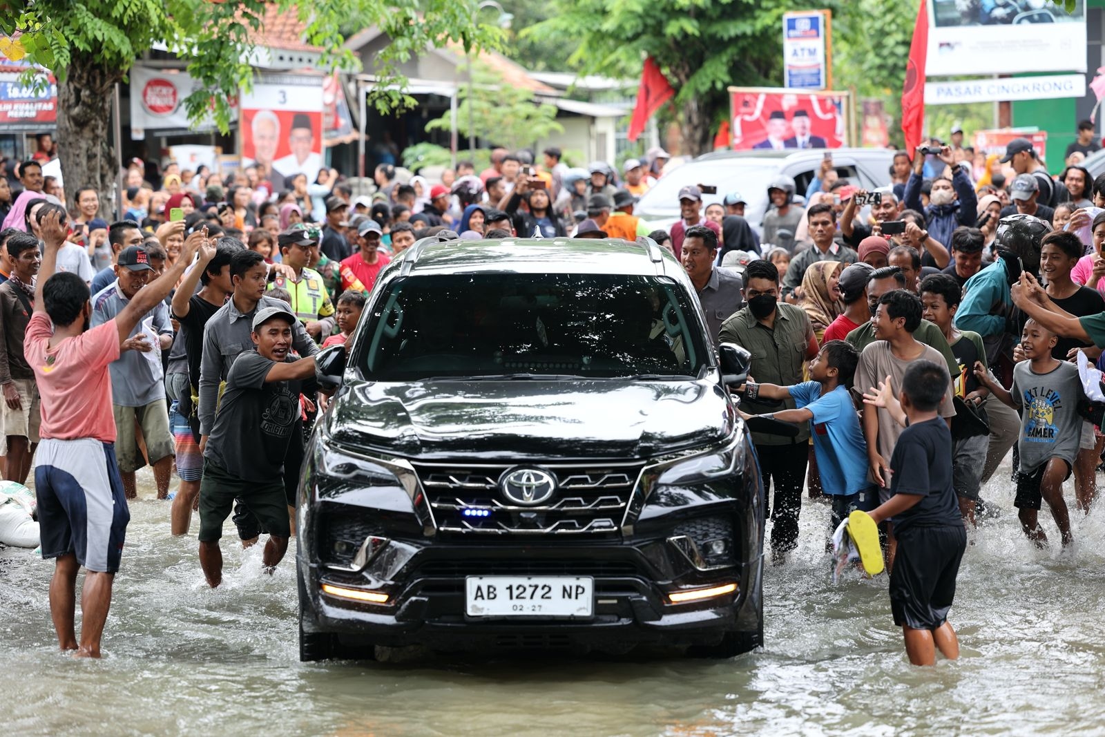 Ganjar Bawa Aura Positif di Grobogan, Ajak Massa Doakan Korban Banjir Daripada Berpolitik
