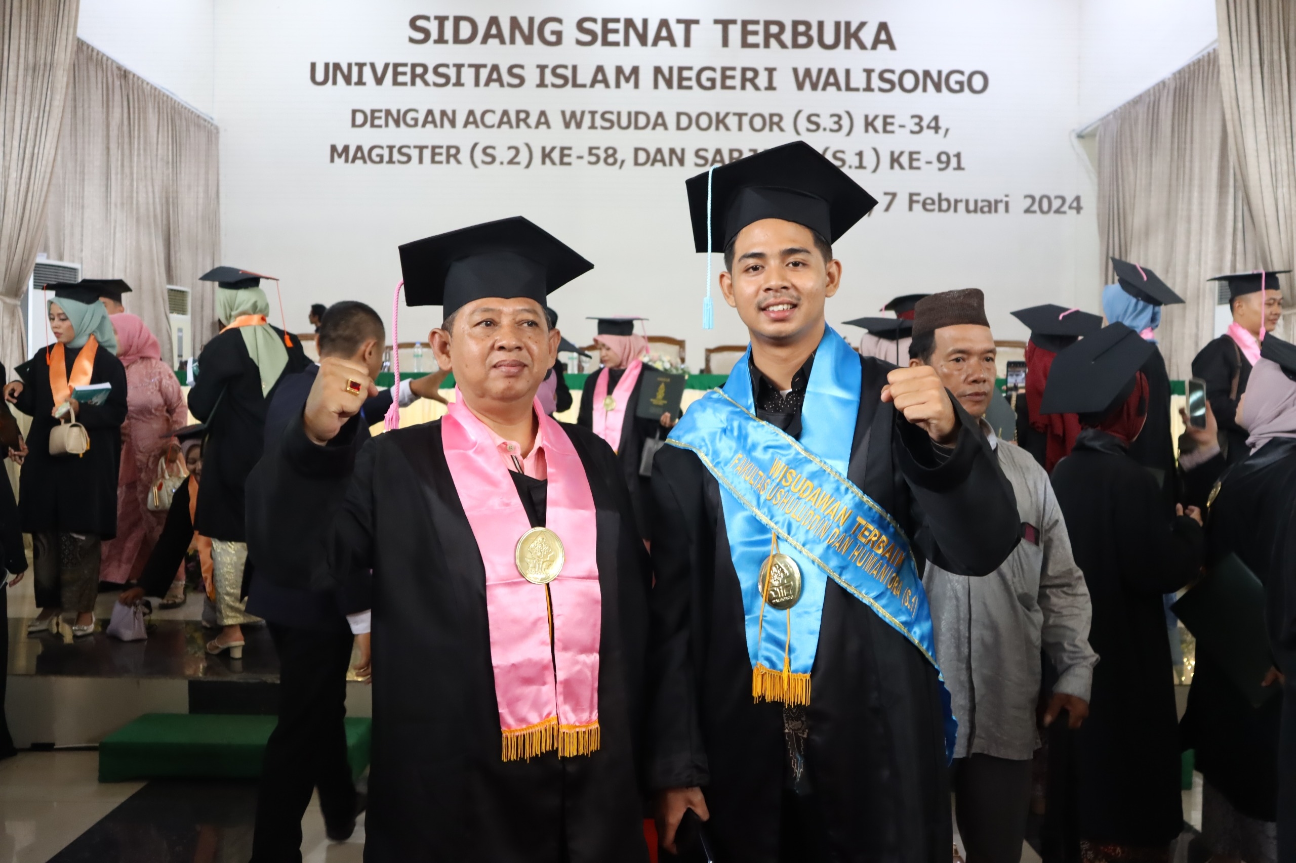 Inspiratif, Ayah dan Anak Lulus Bersama di UIN Walisongo Semarang