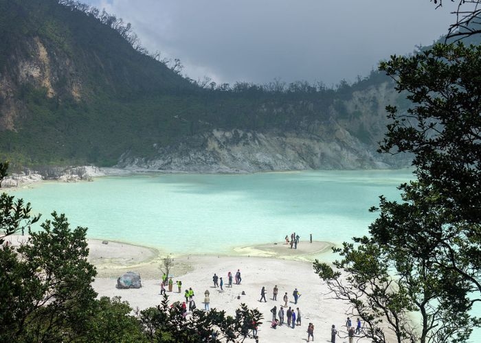 Misteri dan Keindahan Kawah Putih Ciwidey: Kisah Mitos yang Terus Berkembang di Masa Modern