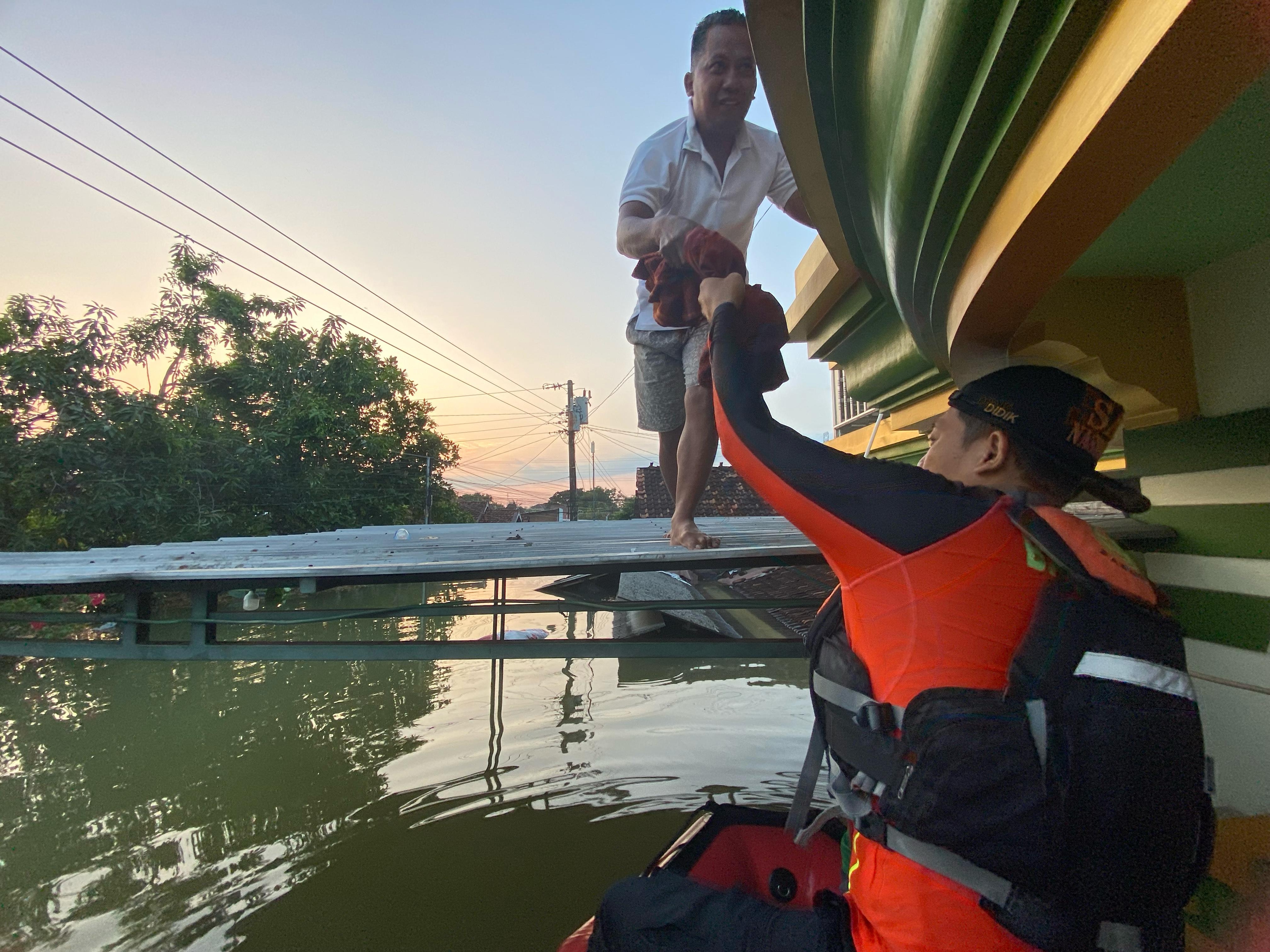 Kisah Survival di Atap Rumah: Warga Demak Hadapi Banjir Terparah