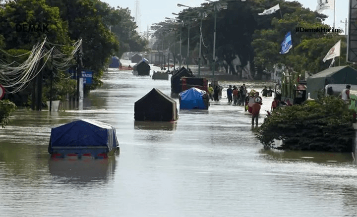Update Banjir Jalur Pantura Demak Kudus, Tanggul Jebol Lagi, Jalan Macet Total, Ini Jalur Alternatif yang Bisa Anda Lewati