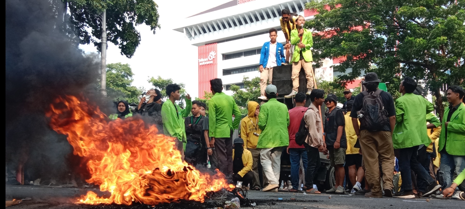 Puluhan Mahasiswa Bentrok dengan Polisi di Kantor Gubernur Jateng, Menuntut Pemakzulan Jokowi