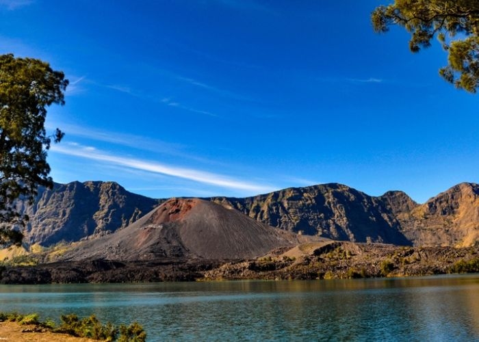 Keindahan Alam Danau Segara Anak: Destinasi Tak Terlupakan di Pendakian Gunung Rinjani