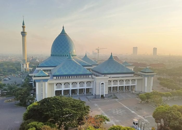 Menyelami Kemegahan Arsitektur serta Sejarah dari Masjid Nasional Al Akbar di Surabaya