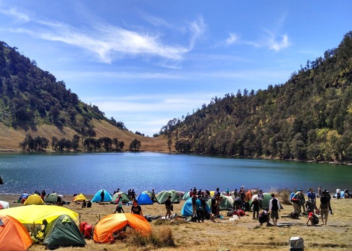 Mengungkap Sejarah dan Keindahan Alam di Danau Ranu Kumbolo di Jalur Pendakian Gunung Semeru