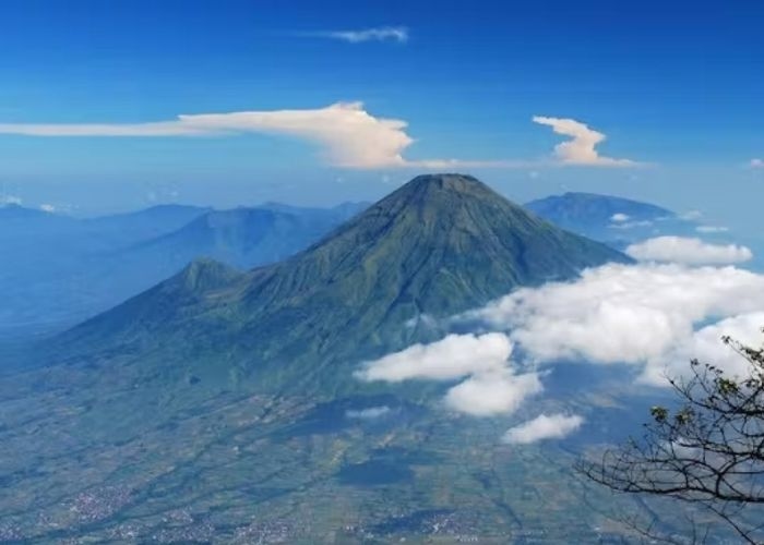 Misteri yang Menyelimuti Gunung Slamet: dari Adanya Gerbang Gaib Hingga Pasar Setan yang Menghantui